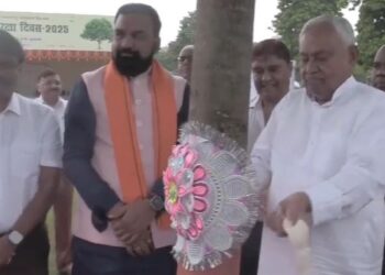रक्षाबंधन पर नीतीश कुमार ने दी बधाई.. पेड़ों को बांधी राखी, दिया खास संदेश