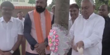 रक्षाबंधन पर नीतीश कुमार ने दी बधाई.. पेड़ों को बांधी राखी, दिया खास संदेश
