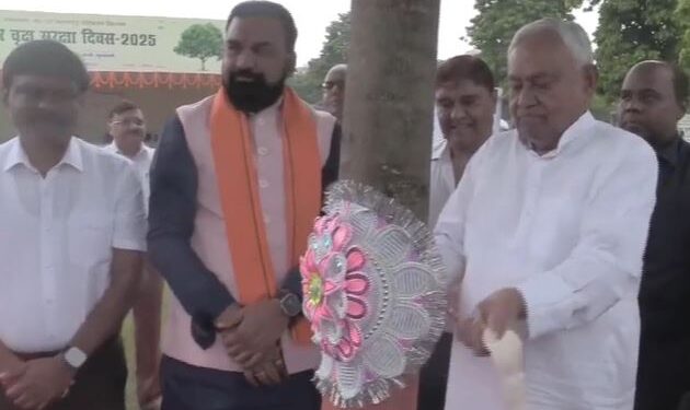 रक्षाबंधन पर नीतीश कुमार ने दी बधाई.. पेड़ों को बांधी राखी, दिया खास संदेश