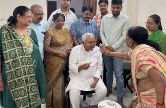Rakshabandhan: मुख्यमंत्री नीतीश कुमार ने बहनों से बंधवाई राखी.. बेटे निशांत ने भी लिया आशीर्वाद