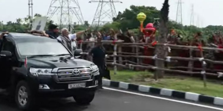 Bihar Politics: नीतीश कुमार को छोड़कर अकेले रोड शो करने लगे पीएम मोदी..