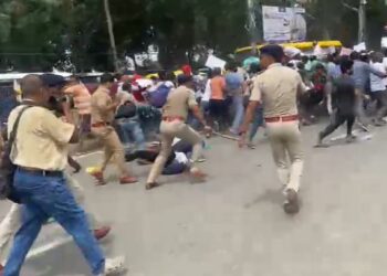 पटना में STET की मांग कर रहे युवाओं पर पुलिस ने किया जमकर लाठीचार्ज.. CM हाउस घेरने निकले थे