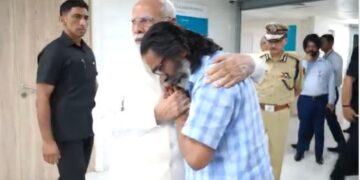 शिबू सोरेन को श्रद्धांजलि देने अस्पताल पहुंचे पीएम मोदी.. रोने लगे झारखंड के सीएम हेमंत सोरेन