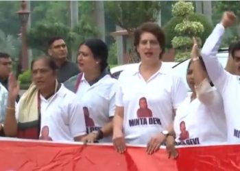 बिहार SIR को लेकर संसद में हंगामा जारी.. ‘124 वर्षीय वोटर मिंता देवी’ की टी. शर्ट पहनकर पहुंची प्रियंका गांधी