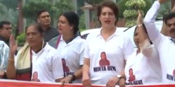 बिहार SIR को लेकर संसद में हंगामा जारी.. ‘124 वर्षीय वोटर मिंता देवी’ की टी. शर्ट पहनकर पहुंची प्रियंका गांधी