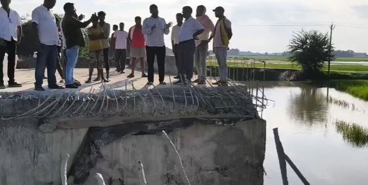 Saharsa News: 5 करोड़ की लागत से बना पुल 15 दिन में ध्वस्त.. मंत्री ने दिए जांच के आदेश