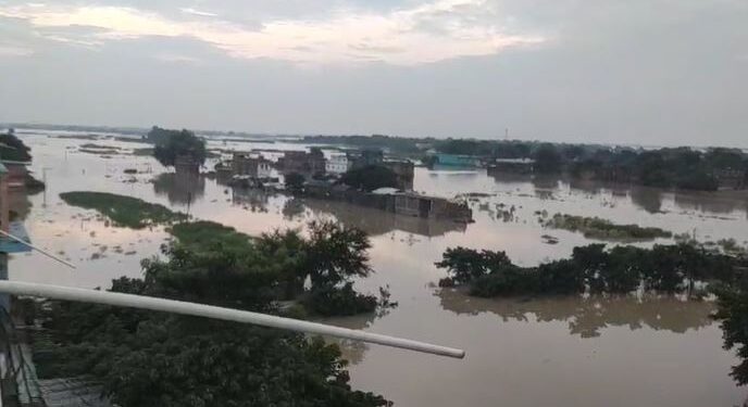 तेजस्वी यादव के क्षेत्र राघोपुर में बाढ़ से जनजीवन ठप.. पुलिस कर रही नाव से पेट्रोलिंग