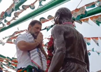 बेतिया में महात्मा गांधी की प्रतिमा पर माल्यार्पण कर शुरू हुई वोटर अधिकार यात्रा.. कई दिग्गज नेता हुए शामिल