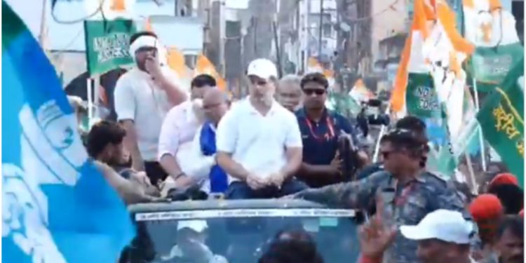 Voter Adhikar Yatra: तेजस्वी यादव का साथ देने पहुंच गए राहुल गांधी.. लखीसराय रोड शो में जबरदस्त भीड़