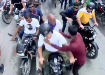 Voter Adhikar Yatra: पूर्णिया में राहुल गांधी की सुरक्षा में चूक.. अचानक युवक ने आकर किया ‘किस’ !