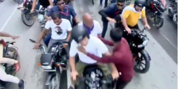 Voter Adhikar Yatra: पूर्णिया में राहुल गांधी की सुरक्षा में चूक.. अचानक युवक ने आकर किया ‘किस’ !