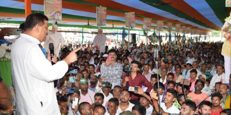 बिहार में अच्छी सड़कें हैं, कानून का राज है, तभी विपक्ष के नेता बिना डर के आराम से घूम रहे हैं: संजय कुमार झा