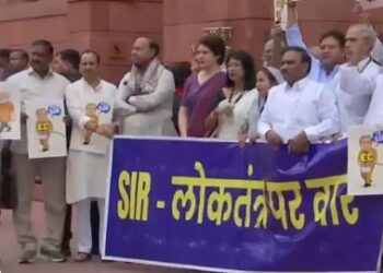 Parliament: संसद के बाहर बिहार वोटर वेरिफिकेशन को लेकर हंगामा.. पोस्टर लेकर खड़ी हो गई प्रियंका गांधी