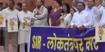 Parliament: संसद के बाहर बिहार वोटर वेरिफिकेशन को लेकर हंगामा.. पोस्टर लेकर खड़ी हो गई प्रियंका गांधी