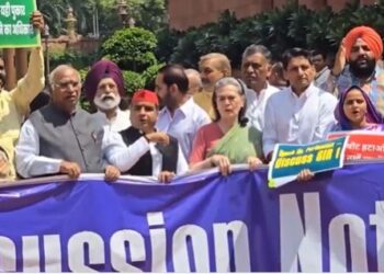 बिहार में SIR को लेकर संसद के बाहर विपक्ष का विरोध प्रदर्शन आज भी जारी..