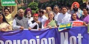 बिहार में SIR को लेकर संसद के बाहर विपक्ष का विरोध प्रदर्शन आज भी जारी..