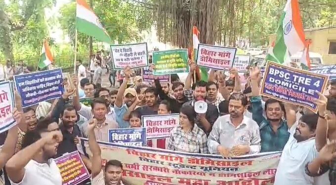 पटना में छात्रों का महा आंदोलन.. ‘डोमिसाइल नहीं तो वोट नहीं’ का नारा गूंजा