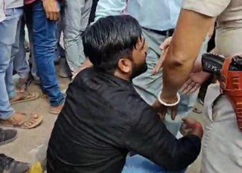 STET अभ्यर्थियों पर लाठीचार्ज.. पुलिस अधिकारी के पैरों में गिरा अभ्यर्थी, कहा- मुख्यमंत्री से मिलवा दें