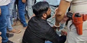 STET अभ्यर्थियों पर लाठीचार्ज.. पुलिस अधिकारी के पैरों में गिरा अभ्यर्थी, कहा- मुख्यमंत्री से मिलवा दें