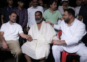 Photos: शिबू सोरेन का अंतिम संस्कार.. राहुल-तेजस्वी और हेमंत सोरेन की ये तस्वीर कर देगी भावुक