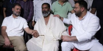 Photos: शिबू सोरेन का अंतिम संस्कार.. राहुल-तेजस्वी और हेमंत सोरेन की ये तस्वीर कर देगी भावुक