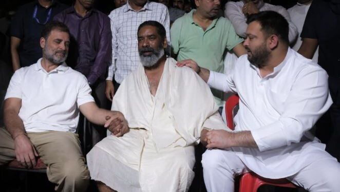 Photos: शिबू सोरेन का अंतिम संस्कार.. राहुल-तेजस्वी और हेमंत सोरेन की ये तस्वीर कर देगी भावुक