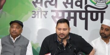 राहुल गांधी के बाद तेजस्वी यादव ने दिखा दिये सुबूत.. पीएम मोदी के खास का चुनाव घोटाला !