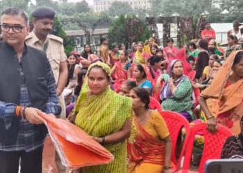 Patna News: अदालतगंज पार्क में बारिश पीड़ितों के लिए ‘ज्योतिपुंज फाउंडेशन’ का तिरपाल वितरण