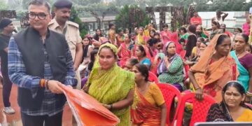 Patna News: अदालतगंज पार्क में बारिश पीड़ितों के लिए ‘ज्योतिपुंज फाउंडेशन’ का तिरपाल वितरण