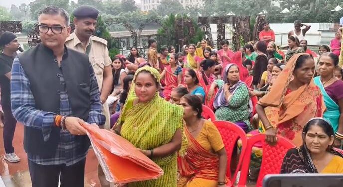 Patna News: अदालतगंज पार्क में बारिश पीड़ितों के लिए ‘ज्योतिपुंज फाउंडेशन’ का तिरपाल वितरण