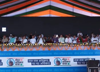 ‘वोट अधिकार यात्रा’ में नेताओं का संबोधन शुरू.. मंच पर खरगे-लालू समेत सभी बड़े नेता मौजूद