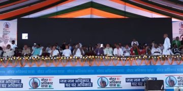 ‘वोट अधिकार यात्रा’ में नेताओं का संबोधन शुरू.. मंच पर खरगे-लालू समेत सभी बड़े नेता मौजूद