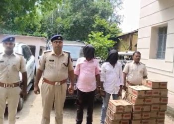 बिहार सरकार का बोर्ड लगाकर हो रही थी शराब तस्करी, कैमूर पुलिस ने 1146 लीटर शराब के साथ दो लग्जरी वाहन जब्त