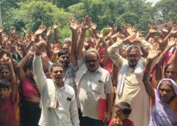 बाढ़ राहत राशि नहीं मिलने से नाराज़ ग्रामीणों ने प्रशासन पर भेदभाव का आरोप लगाकर, किया सड़क जाम