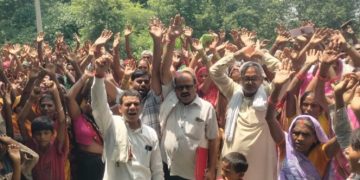 बाढ़ राहत राशि नहीं मिलने से नाराज़ ग्रामीणों ने प्रशासन पर भेदभाव का आरोप लगाकर, किया सड़क जाम