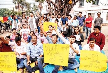स्टाइपेंड बढ़ोतरी की मांग पर नालंदा मेडिकल कॉलेज के छात्रों का विरोध प्रदर्शन, दिया दो दिन का अल्टीमेटम