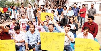 स्टाइपेंड बढ़ोतरी की मांग पर नालंदा मेडिकल कॉलेज के छात्रों का विरोध प्रदर्शन, दिया दो दिन का अल्टीमेटम