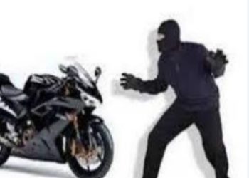 बाइक चोरी के आरोप में युवक की बेरहमी से पिटाई, सोशल मिडिया पर मचा हंगामा