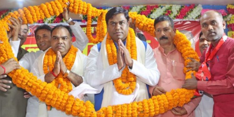 Bihar Politics: जेडीयू के पूर्व प्रदेश अध्यक्ष संतोष महतो VIP में शामिल.. मुकेश सहनी ने दिलाई सदस्यता