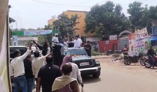 आरा में वोटर अधिकार यात्रा को भाजपा युवाओं ने दिखाया काला झंडा.. मिलने पहुंच गए राहुल गांधी