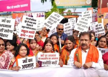 Bihar Bandh LIVE protest in Patna NDA workers protest PM Modi mother insult सीवान में सड़क पर उतरे कार्यकर्ता बिहार बंद सम्राट चौधरी का बयान बिहार बंद लाइव Patna Bihar bandh shops closed BJP protest