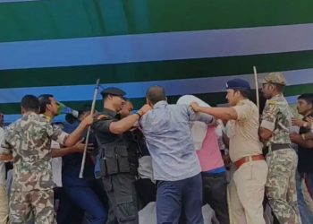 Jamui NDA Conference clash photo, मंत्री सुमित कुमार संजय प्रसाद हाथापाई, Bihar political fight image