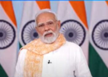 बिहार में पीएम मोदी की मां को गाली.. नीतीश कुमार के सामने ही भावुक हो गए