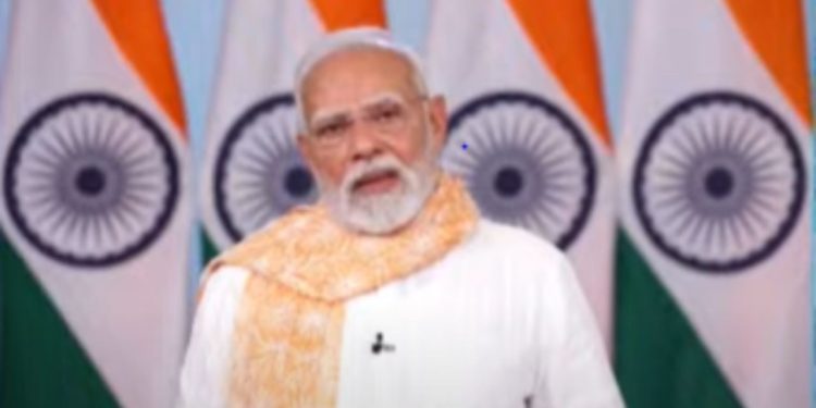 बिहार में पीएम मोदी की मां को गाली.. नीतीश कुमार के सामने ही भावुक हो गए