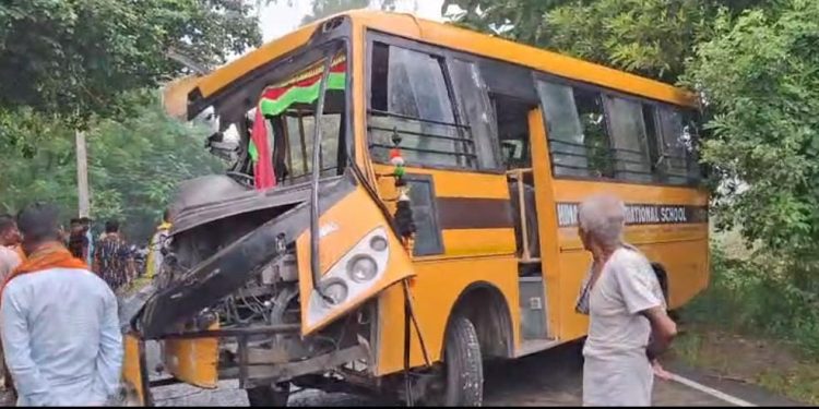 Bihar News बिहार में स्कूली बस को ट्रक ने मारी टक्कर, 10 मासूम बच्चे घायल