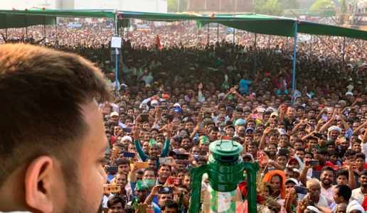 बिहार के इस इलाके में तेजस्वी ने बांटी कलम