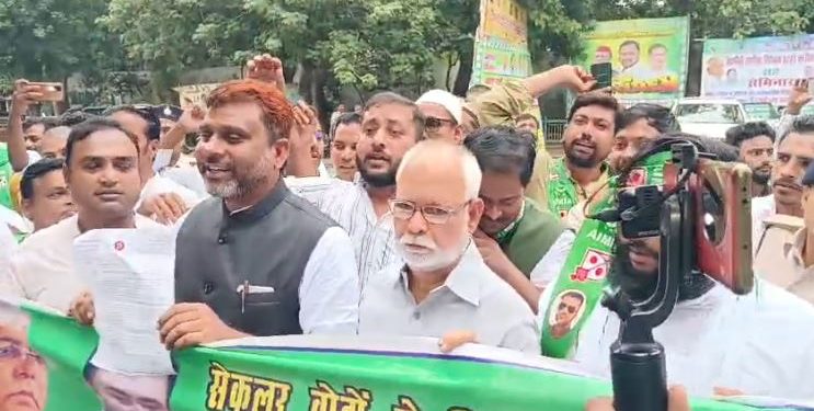 AIMIM Protest at Lalu Residence Patna अख्तरुल ईमान लालू आवास प्रदर्शन ताजा खबर Bihar Election 2025 AIMIM Mahagathbandhan Demand AIMIM Supporters protest for Mahagathbandhan inclusion