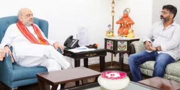 “पवन सिंह और उपेंद्र कुशवाहा दिल्ली बातचीत” “पवन सिंह अमित शाह मुलाकात फोटो” “दिल्ली में पवन सिंह की राजनीतिक बैठक” “पवन सिंह बीजेपी वापसी चर्चा”