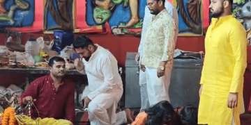 अनंत सिंह की पत्नी बेटों के साथ पहुंची डाक बंगला चौराहा,  मां दुर्गा की पूजा अर्चना की