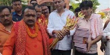 BJP MLA Mithlesh Kumar Sitamarhi controversy image नवरात्रि शस्त्र वितरण बिहार फोटो त्रिशूल और शास्त्र वितरण पूजा पंडाल Sitamarhi Bihar politics Mithlesh Kumar news